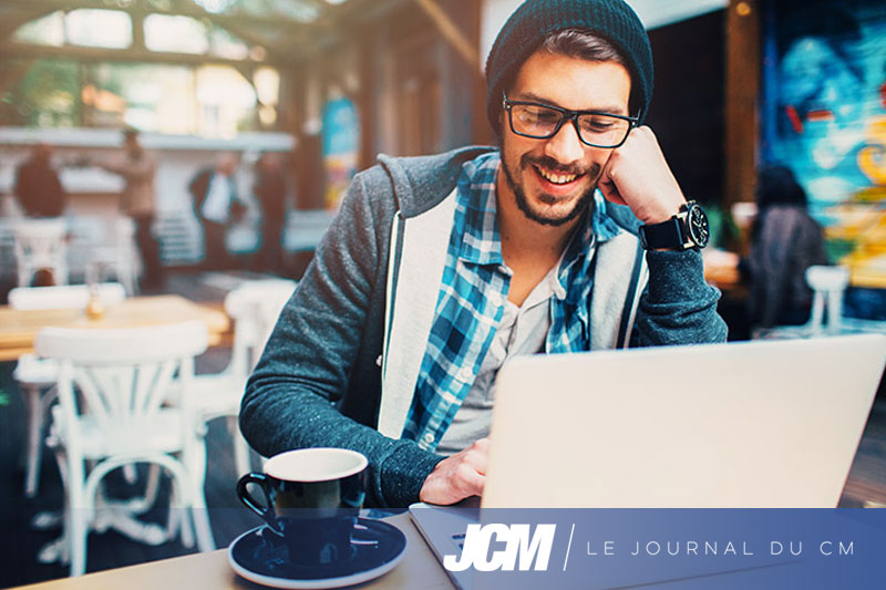 Community manager travaillant sur Facebook Business Manager