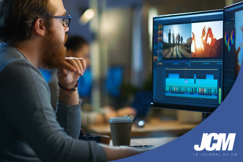 Community manager qui réalise un montage vidéo