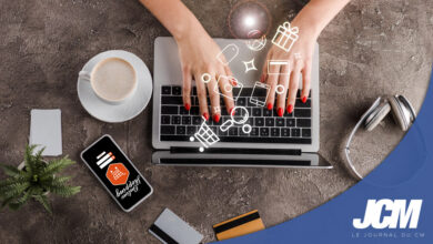 Community manager qui anime les réseaux sociaux d'un site e-commerce
