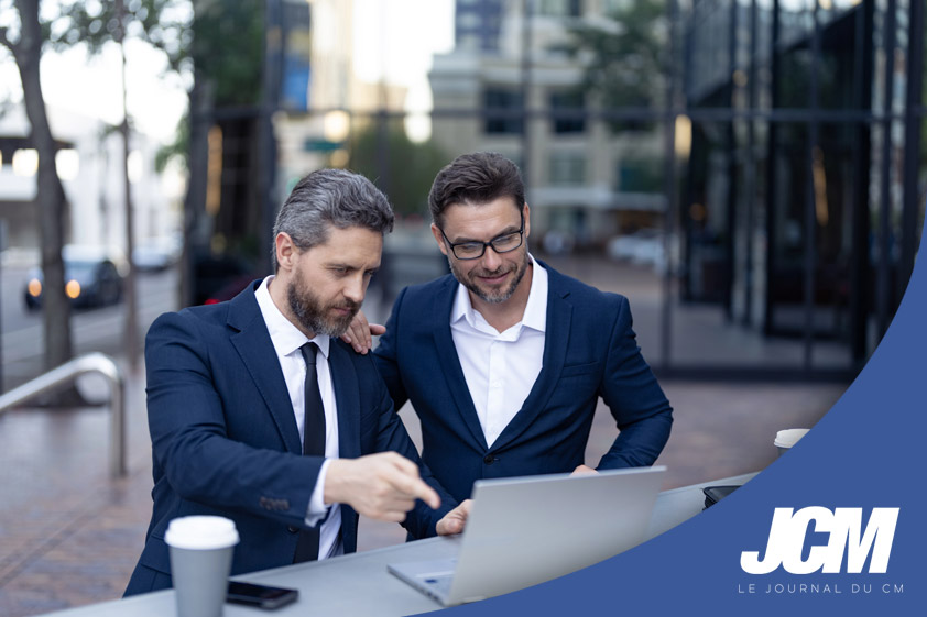 2 professionnels du web qui échangent