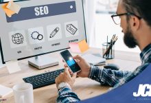 Community manager qui travaille en SEO