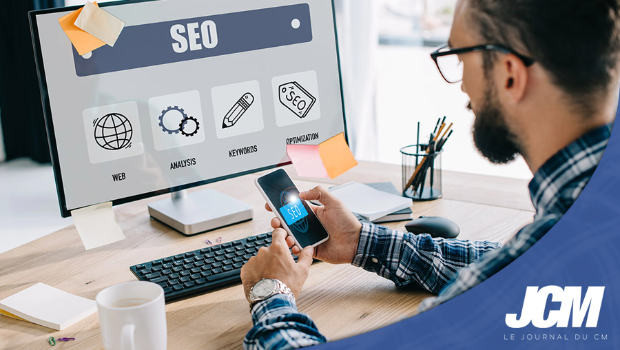 Community manager qui travaille en SEO