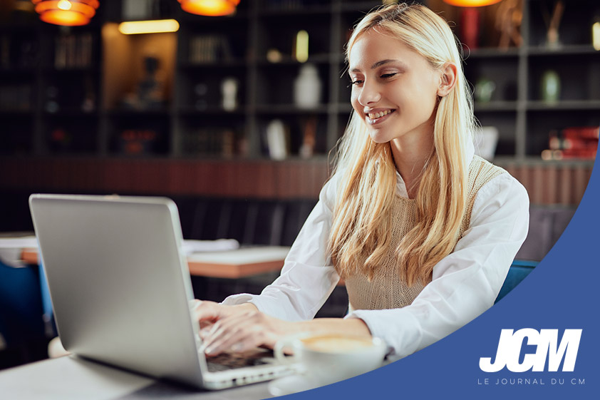 community manager freelance en plein travail