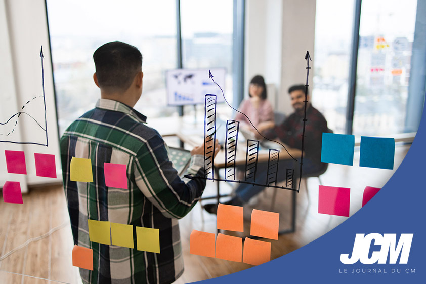 Community manager qui présente une stratégie