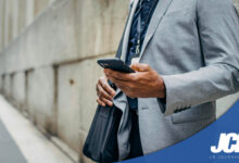 Homme avec téléphone portable