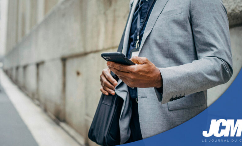 Homme avec téléphone portable