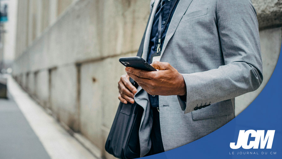 Homme avec téléphone portable
