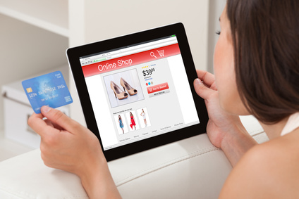 Retargeting e-commerce, femme achetant en ligne