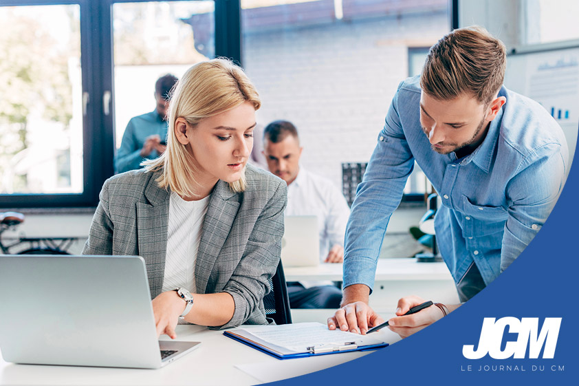 2 personnes qui travaillent sur une stratégie de community management