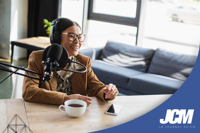 Influenceuse face caméra