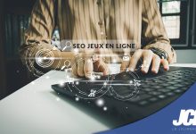 Personne qui saisie une requête Google