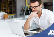 Personne qui se forme en ligne