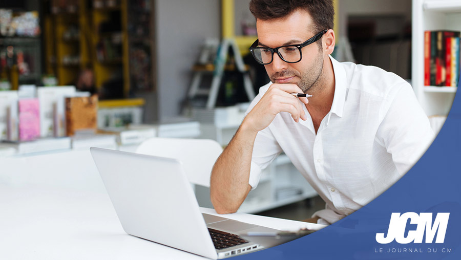 Personne qui se forme en ligne