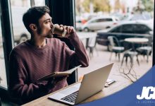 Community manager qui travaille en extérieur