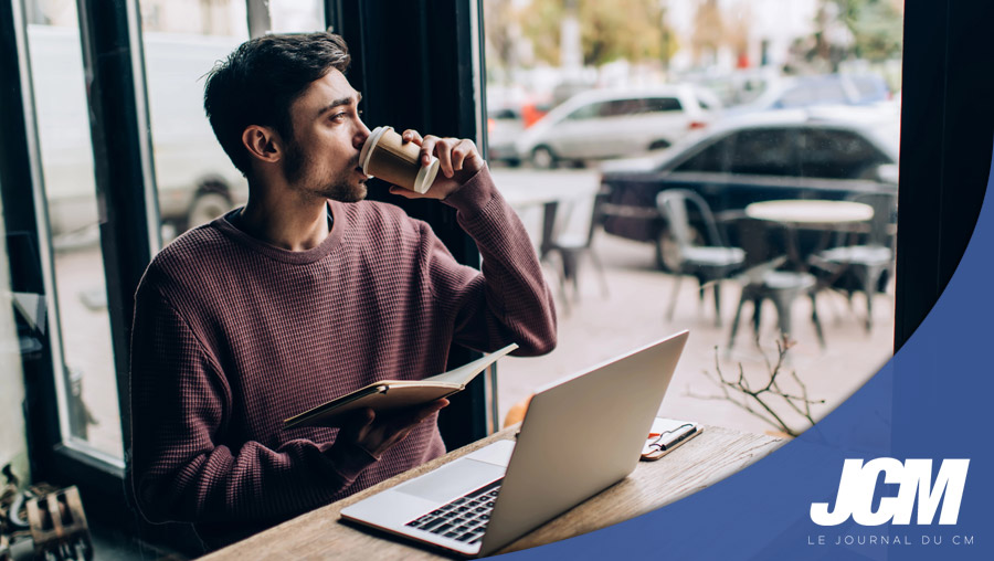Community manager qui travaille en extérieur
