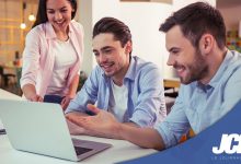 Personnes travaillant sur plateforme collaborative