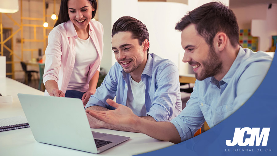 Personnes travaillant sur plateforme collaborative