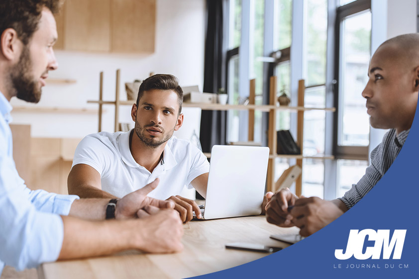 Equipe qui travaille sur une stratégie social media