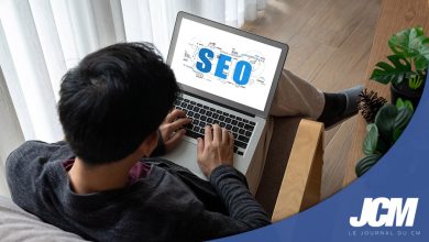 Freelance SEO sur son ordinateur portable