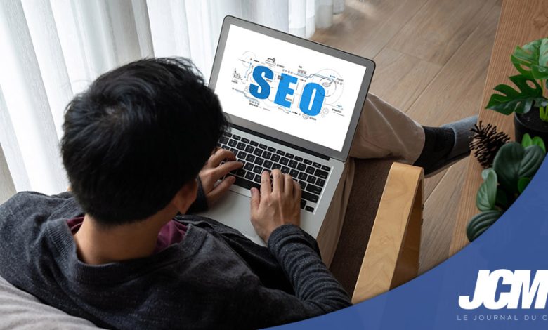 Freelance SEO sur son ordinateur portable