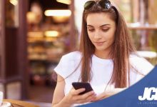 Femme avec smartphone