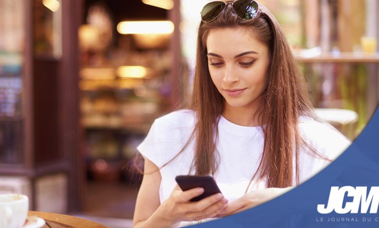 Femme avec smartphone