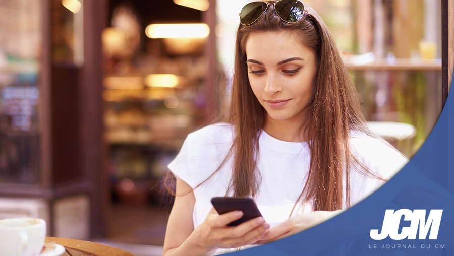 Femme avec smartphone