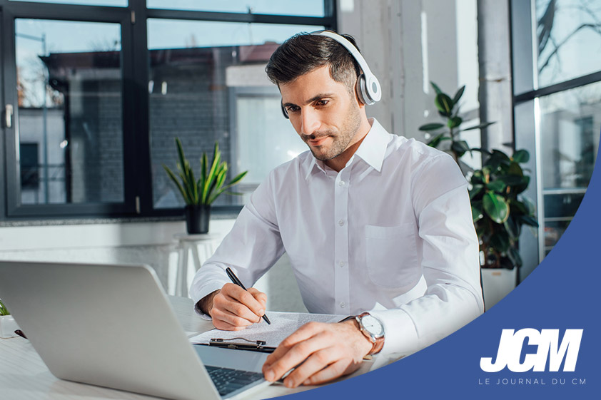 Community manager qui suit une formation en e-learning